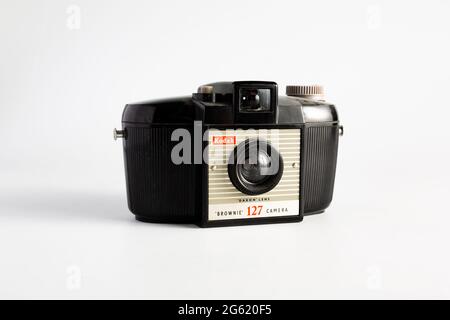 Woodbridge Suffolk UK juin 29 2021 : un appareil photo classique Kodak Brownie 127 isolé sur fond blanc Banque D'Images