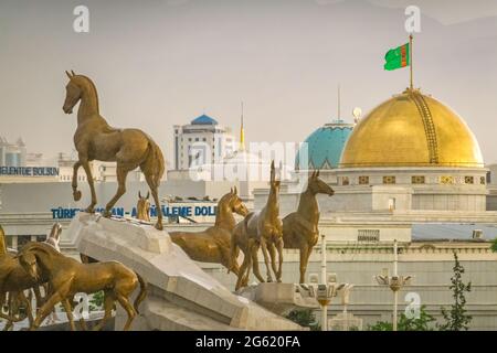 Centre-ville d'Ashgabat, Turkménistan avec le monument aux dix chevaux Akal Theke, ouvert en 2001, à l'occasion du 10e anniversaire de l'indépendance du Turkménistan. Banque D'Images