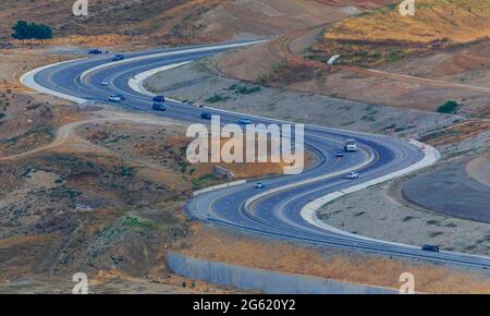La route à travers le col dans les montagnes Banque D'Images