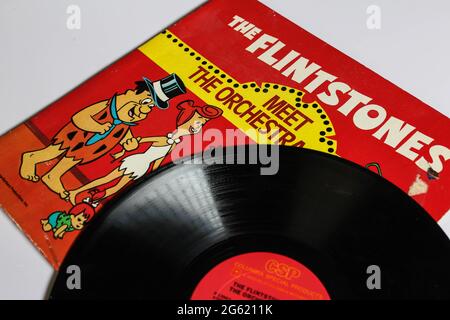 Les Flintstones rencontrent l'album de musique Soundtrack de la famille Orchestra sur fond d'album LP de disque vinyle Banque D'Images