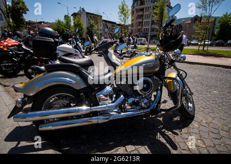 Skopje, Macédoine. 23 mai 2021. Le Distinguished Gentleman's Ride sur la place du parc. Les motos classiques de style vintage s'unissent pour la santé des hommes. Banque D'Images