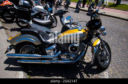 Skopje, Macédoine. 23 mai 2021. Le Distinguished Gentleman's Ride sur la place du parc. Les motos classiques de style vintage s'unissent pour la santé des hommes. Banque D'Images