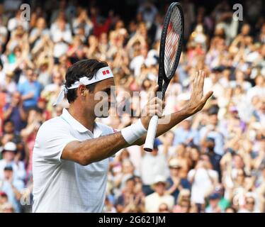 Londres, GBR. 1er juillet 2021. Championnat de Londres Wimbledon Day 4 01/07/2021 Roger Federer (SUI) remporte le deuxième tour de match crédit: Roger Parker/Alay Live News Banque D'Images