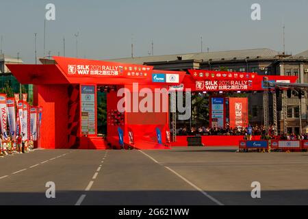 Omsk, Russie. 01 juillet 2021. Porte rouge avec un tapis pour les participants au rallye de la voie de la soie, crédit: Igor Kutnii/Alay Live News Banque D'Images