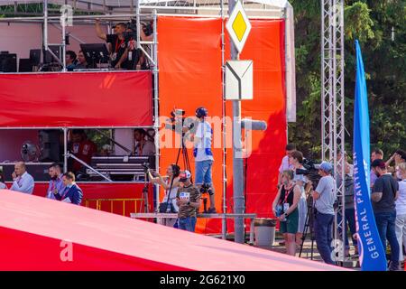 Omsk, Russie. 01 juillet 2021. Des représentants des médias fixent la cérémonie d'ouverture du Rallye de la route de la soie, crédit: Igor Kutnii/Alay Live News Banque D'Images