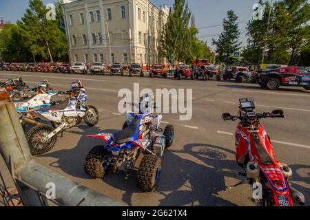 Omsk, Russie. 01 juillet 2021. Les motos, les quads et les buggies attendent sur un parking spécial le début de la cérémonie d'ouverture du rallye de la route de la soie, Credi Banque D'Images