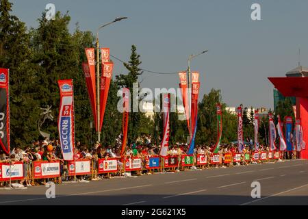 Omsk, Russie. 01 juillet 2021. Spectateurs du spectacle regardant la cérémonie d'ouverture du rallye de la voie de la soie, crédit: Igor Kutnii/Alay Live News Banque D'Images