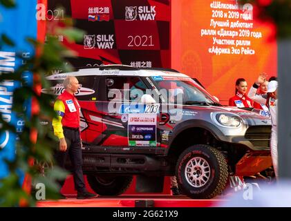 Omsk, Russie. 01 juillet 2021. L'équipe moscovite du rallye, débutant de Dakkar-2019, se tient sur le pont pour célébrer les participants de la route de la soie Banque D'Images