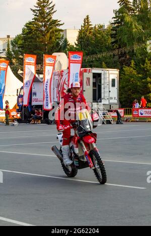 Omsk, Russie. 01 juillet 2021. Le participant Sanders Daniel, originaire d'Australie, de l'équipe de course Gasgas Factory Racing Team, démontre aux spectateurs ses compétences en conduite, Banque D'Images