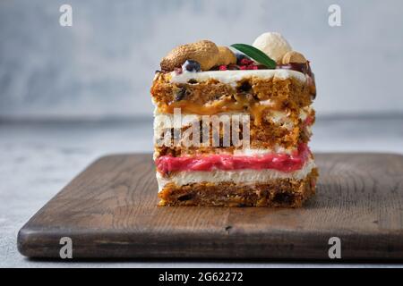 Magnifique gâteau épicé aux carottes avec deux garnitures : caramel et canneberge kurd. Génoise avec noix et épices et crème au fromage à la crème. Banque D'Images