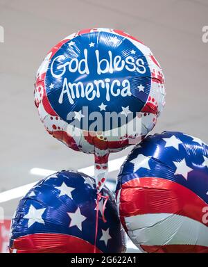 Le 4 juillet, Dieu bénisse l'Amérique, ballons de célébration à vendre dans un grand magasin dans le centre-nord de la Floride. Banque D'Images