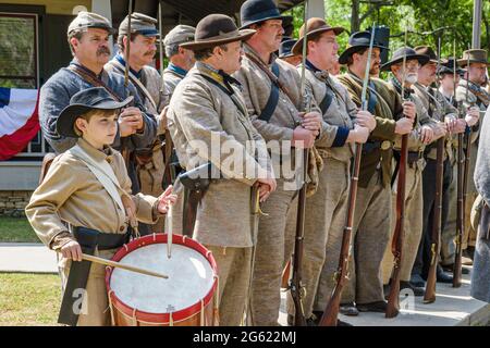Alabama Marbury Confederate Memorial Park, la guerre civile reenacteurs période costume soldats batteur garçon jouant tambour, Banque D'Images