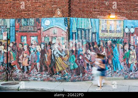 Montréal Canada,Québec province,rue Gilford,murale,art public,passer les femmes à marcher,Blur,Canada070705179 Banque D'Images