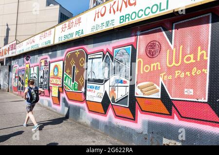 New York City,NY NYC Lower Manhattan,Chinatown,1 Allen Street,Tay Shing Corporation,distributeur de légumes,panneau,art,adulte,adultes,homme hommes,marche,C Banque D'Images