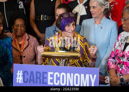 Washington, États-Unis d'Amérique. 1er juillet 2021. Rosa DeLauro (démocrate du Connecticut), Représentante des États-Unis, fait des remarques lors de la conférence de presse sur l'économie des soins, au Capitole des États-Unis à Washington, DC, le jeudi 1er juillet 2021. Crédit: Rod Lamkey/CNP/Sipa USA crédit: SIPA USA/Alay Live News Banque D'Images