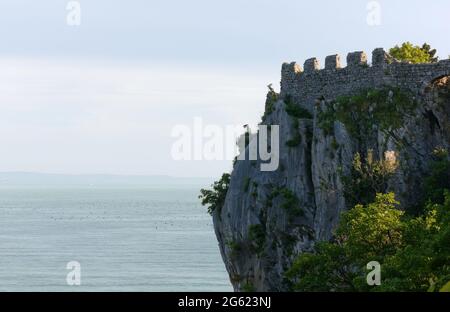 Ruines du vieux château de Duino sur un éperon de roche sur la côte de Trieste Banque D'Images