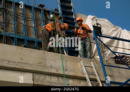 Dnepropetrovsk, Ukraine - 06.26.2021: Construction du support du viaduc automobile. Construction d'une nouvelle route de contournement. Banque D'Images