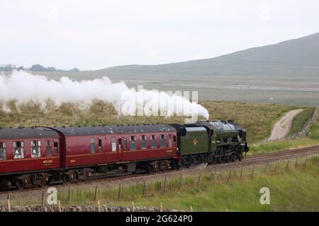 Scots Guardsman, 46115 ans, dirigeant le train spécial Dalesman entre Blea Moor et Ribblehead sur la ligne de chemin de fer de Settle jusqu'à Carlisle le 1er juillet 2021. Banque D'Images