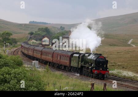 Scots Guardsman, numéro 46115, passant la boîte de signalisation de Blea Moor sur la ligne de chemin de fer de Carlisle avec le train spécial Dalesman, le 1er juillet 2021. Banque D'Images