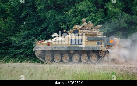 armée britannique Warrior FV510 véhicule de combat d'infanterie en action lors d'un exercice militaire, Wiltshire, Royaume-Uni Banque D'Images