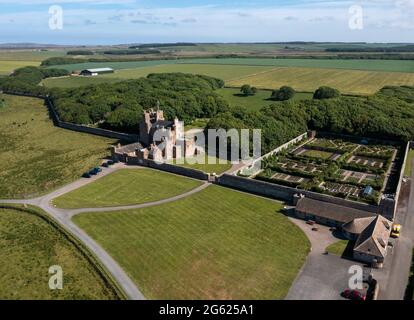 Vue aérienne du château de Mey et des jardins, l'ancienne demeure de la reine mère, surplombant le Pentland Firth, Caithness, Écosse. Banque D'Images