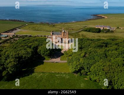 Vue aérienne du château de Mey et des jardins, l'ancienne demeure de la reine mère, surplombant le Pentland Firth, Caithness, Écosse. Banque D'Images