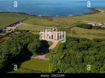 Vue aérienne du château de Mey et des jardins, l'ancienne demeure de la reine mère, surplombant le Pentland Firth, Caithness, Écosse. Banque D'Images