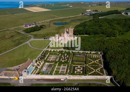 Vue aérienne du château de Mey et des jardins, l'ancienne demeure de la reine mère, surplombant le Pentland Firth, Caithness, Écosse. Banque D'Images