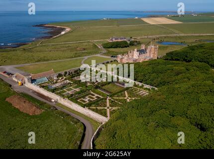 Vue aérienne du château de Mey et des jardins, l'ancienne demeure de la reine mère, surplombant le Pentland Firth, Caithness, Écosse. Banque D'Images