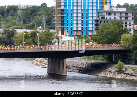 Ottawa (Ontario), Canada - le 1er juillet 2021 : les participants à une manifestation de la fête du Canada annulée traversent le pont Portage de Gatineau en mars au Parlement. Banque D'Images