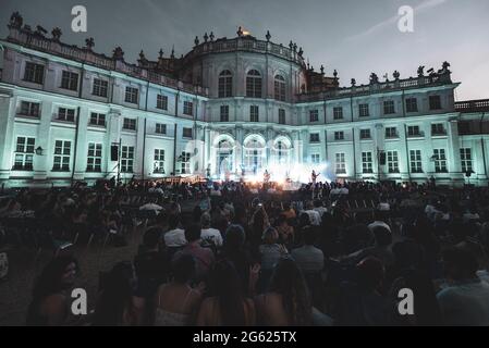 Stupinigi, Italie. 1er juillet 2021. Le chanteur et compositeur italien Andrea Venerus, nom de scène Venerus, se présentant en direct pour sa première date de tournée “Magica Musica”, devant une arène vendue, à la Palazzina di Caccia de Stupinigi. (Photo par Alessandro Bosio/Pacific Press) crédit: Pacific Press Media production Corp./Alay Live News Banque D'Images