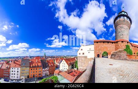 Nuremberg, Allemagne. Vue sur Kaiserburg et la tour Sinwell dans la vieille ville de Nuremberg en Franconie, Bavière. Banque D'Images