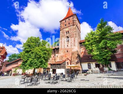 Nuremberg, Allemagne. Vue sur Kaiserburg et la place Tiergartnertor dans la vieille ville de Nuremberg en Franconie, Bavière. Banque D'Images
