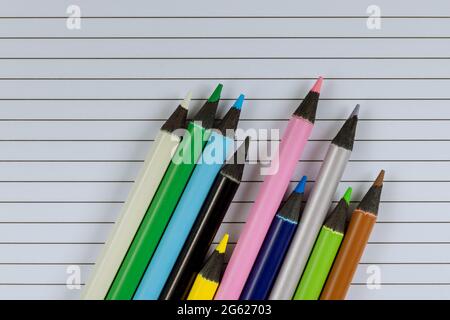 Horaires d'école en assortiment de divers articles de fournitures scolaires Banque D'Images