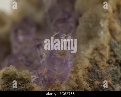 cristaux de quartz amethyst violet semi-transparent sur matrice Banque D'Images