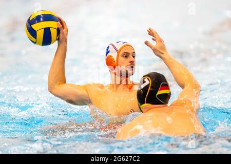 Pays-Bas. 1er juillet 2021. La Haye, PAYS-BAS - 1 JUILLET: #2 Kjeld Veenhuis (pays-Bas) pendant le match de water-polo amical pays-Bas / Allemagne - Uitzwaaiwedstrijden 2021 à Zwembad het Hofbad le 2 juillet 2021 à la Haye, pays-Bas (photo de Ron Hoenson/Orange Pictures) Credit: Orange pics BV/Alay Live News Banque D'Images