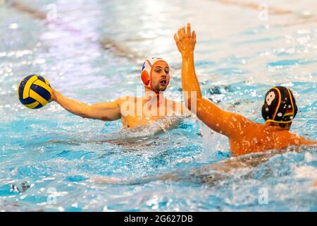 Pays-Bas. 1er juillet 2021. La Haye, PAYS-BAS - 1 JUILLET: #2 Kjeld Veenhuis (pays-Bas) pendant le match de water-polo amical pays-Bas / Allemagne - Uitzwaaiwedstrijden 2021 à Zwembad het Hofbad le 2 juillet 2021 à la Haye, pays-Bas (photo de Ron Hoenson/Orange Pictures) Credit: Orange pics BV/Alay Live News Banque D'Images