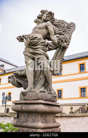 Kuks, République tchèque - 15 mai 2021. Statue de l'Ange de la mort blissful Banque D'Images