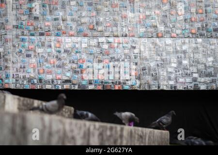 Manchester, Royaume-Uni. 1er juillet 2021. MIF revient en ville. Big Ben couché vers le bas est une installation par le artistÊMarta Minuj'n. La réplique de 42 m de Big Ben est couverte dans 20,000 copies de livres qui ont façonné la politique britannique et sont une invitation joyeuse pour les gens à imaginer leurs symboles nationaux et à s'unir autour de la démocratie et de l'égalité. Le MIF est un festival dirigé par des artistes qui présente de nouvelles œuvres de divers arts de la scène, des arts visuels et de la culture populaire. Credit: Andy Barton/Alay Live News Banque D'Images