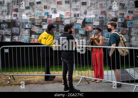 Manchester, Royaume-Uni. 1er juillet 2021. MIF revient en ville. Les visiteurs font la queue pour voir l'installation de Big Ben, qui est par le artistÊMarta Minuj'n. La réplique de 42 m de Big Ben est couverte dans 20,000 copies de livres qui ont façonné la politique britannique et sont une invitation joyeuse pour les gens à imaginer leurs symboles nationaux et à s'unir autour de la démocratie et de l'égalité. Le MIF est un festival dirigé par des artistes qui présente de nouvelles œuvres de divers arts de la scène, des arts visuels et de la culture populaire. Credit: Andy Barton/Alay Live News Banque D'Images