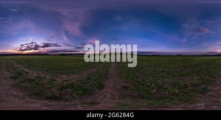 vue panoramique sphérique à 360 degrés sur la route asphaltée entre les champs de ferme en automne soir avant le coucher du soleil avec nuages de tempête en éq Banque D'Images