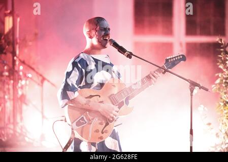 Stupinigi, Italie. 1er juillet 2021. Le chanteur et compositeur italien Andrea Venerus, nom de scène Venerus, se présentant en direct pour sa première date de tournée “Magica Musica”, devant une arène vendue, à la Palazzina di Caccia de Stupinigi. (Photo par Alessandro Bosio/Pacific Press/Sipa USA) crédit: SIPA USA/Alay Live News Banque D'Images