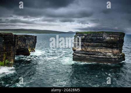 Dun briste ou Downpatrick est une pile de couches géologiques au large de la côte Banque D'Images