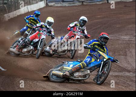 SHEFFIELD, ROYAUME-UNI. LE 1ER JUILLET Adam Ellis (rouge) dirige Brady Kurtz (blanc) Richie Worrall (jaune) et Justin Sedgmen (bleu) lors du match SGB Premiership entre Sheffield Tigers et Belle vue Aces au stade Owlerton, à Sheffield, le jeudi 1er juillet 2021. (Credit: Ian Charles | MI News) Credit: MI News & Sport /Alay Live News Banque D'Images