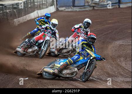 SHEFFIELD, ROYAUME-UNI. LE 1ER JUILLET Adam Ellis (rouge) dirige Brady Kurtz (blanc) Richie Worrall (jaune) et Justin Sedgmen (bleu) lors du match SGB Premiership entre Sheffield Tigers et Belle vue Aces au stade Owlerton, à Sheffield, le jeudi 1er juillet 2021. (Credit: Ian Charles | MI News) Credit: MI News & Sport /Alay Live News Banque D'Images