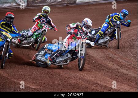 SHEFFIELD, ROYAUME-UNI. 1ER JUILLET Steve Worrall (blanc) dirige Adam Ellis (rouge), Charles Wright (jaune) et Justin Sedgmen (bleu) lors du match SGB Premiership entre Sheffield Tigers et Belle vue Aces au stade Owlerton, à Sheffield, le jeudi 1er juillet 2021. (Credit: Ian Charles | MI News) Credit: MI News & Sport /Alay Live News Banque D'Images