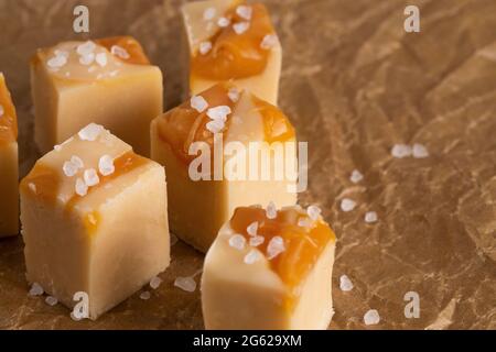 Fudge au Caramel au Sel de mer et sur du papier sulfurisé Banque D'Images