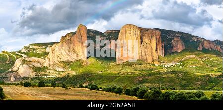 Arc-en-ciel au-dessus des Mallos de Riglos à Huesca, Espagne Banque D'Images