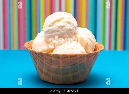 Crème glacée à la vanille dans un bol à gaufres Banque D'Images