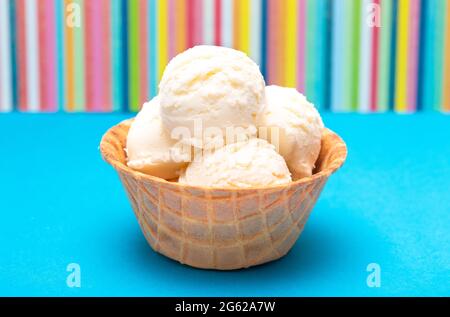 Crème glacée à la vanille dans un bol à gaufres Banque D'Images